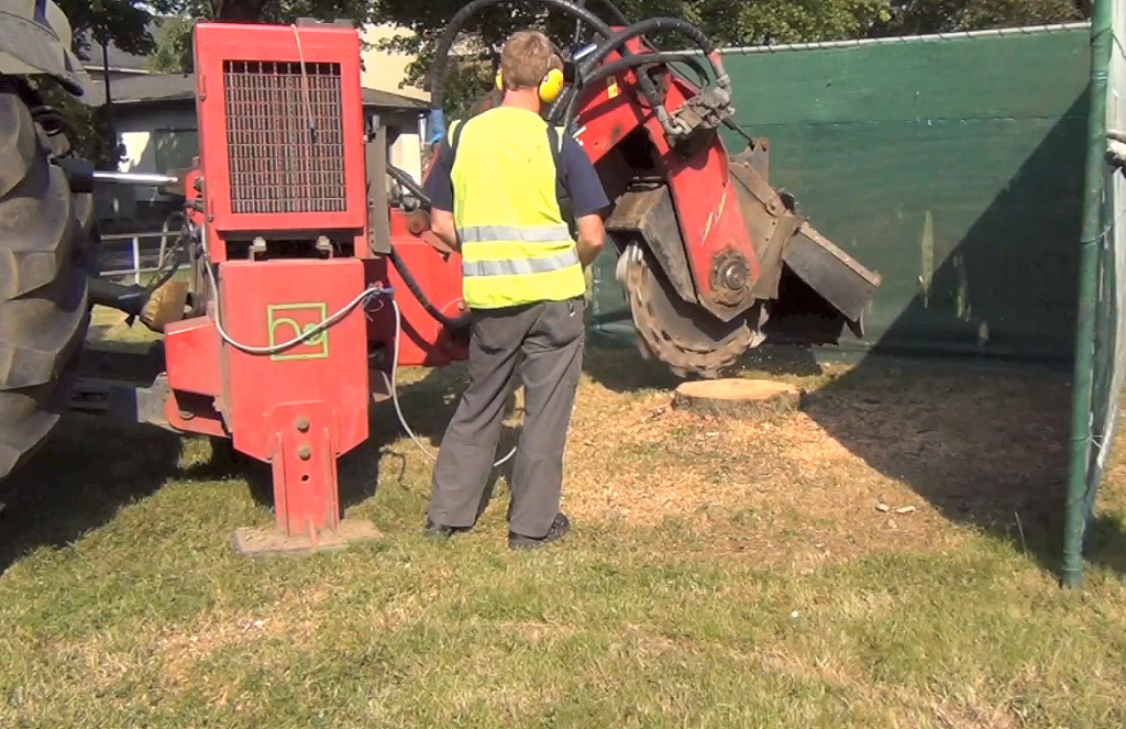 Wurzelfräse SF 1100 an Traktor